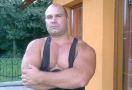 A fost arestat Rumburak! Travis Pleşan, un interlop extrem de periculos, a intrat în casă peste doi bucureşteni, le-a luat toţi banii şi câinele de rasă (Video)