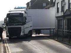 Un şofer român de TIR a închis mai multe ore o şosea naţională în Anglia. A surpat un zid şi a rămas blocat în intersecţie (video)