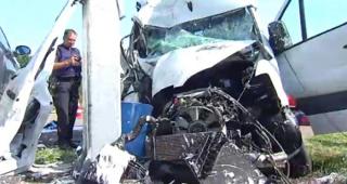 Accident teribil în Caransebeş! Sunt şase victime, între care doi copii, după ce o mașină a fost izbită violent de un microbuz