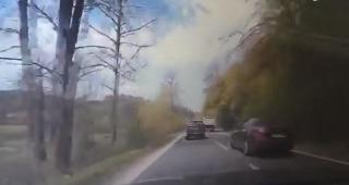 Accident cumplit, surprins pe camera de bord! Trei tineri au ajuns la spital în urma impactului teribil, pe drumul ce leagă Reşita de Timişoara (Video)