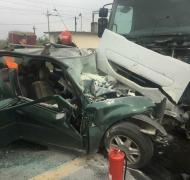 Dacia Logan spulberată de un TIR