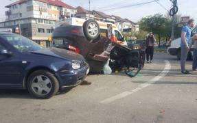 Accident grav la Focşani, cauzat de o şoferiță de doar 18. Tânăra s-a răsturnat cu maşina în sensul giratoriu