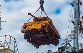 Tancul Sherman recuperat din apa Mării Barenţ