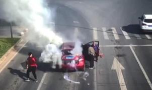 Momentul când artificiile sar în aer din maşina oprită la o intersecţie, în China