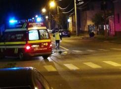 O nouă escrocherie în trafic! Un bărbat îşi aruncă bicicleta în faţa maşinilor şi apoi le cere bani