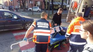 Trei elevi spulberaţi pe trecerea de pietoni de o şoferiţă de 18 ani, tot elevă! Cei trei se aflau pe aleea din faţa liceului