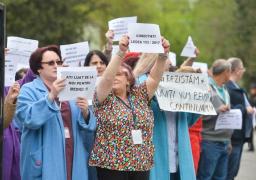 Cea de-a opta zi de protest a angajaţilor de la Institutul Marius Nasta din Capitală: 'Nu cedăm, vrem spor de 85%'