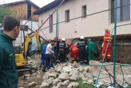 Muncitor prins sub un zid prăbuşit, la Vâlcea