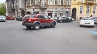 O femeie cu dureri de dinţi si-a lăsat bolidul în exact în mijlocul unei intersecţii super aglomerate din Bucureşti: "Dacă vreţi să o mut, sunaţi la stomatolog" (Video)
