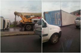 TIR răsturnat în giratoriul de la Mogoşoaia. Trafic deviat, poliţiştii au adus macarale