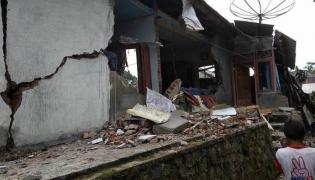 Imagini de groază după un cutremur în Indonezia. Victime şi case prăbuşite, seismul s-a produs la mică adâncime
