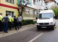 O fetiţă a ajuns sub roţile unei dubiţe după ce a alunecat pe o bordură în timp ce vorbea la telefon