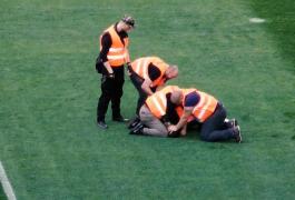 Imagini şocante de la derby-ul Steaua - Rapid. Un fan a fost umplut de sânge pe teren