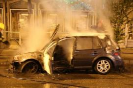 Panică lângă autogara Bacău. Flăcări uriaşe au cuprins o maşină. Şoferul abia coborâse de la volan