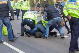 Scandal cu săbii într-un cartier rezidenţial din Bucureşti. Un taximetrist este dat în urmărire naţională