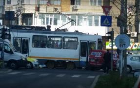 Maşină lovită de tramvai pe şoseaua Colentina din Capitală