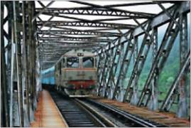 Trenul Interregio 1798 Timișoara-București Nord, blocat 3 ore pe un pod, deasupra Dunării