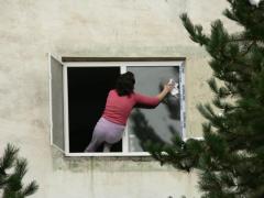 O gospodină din Alexandria a căzut de la etajul 2 în timp ce făcea curăţenia de Paşte, spălând geamurile pe exterior