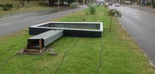 Un bărbat a fost strivit de un panou publicitar pus la pământ de vânt în faţa Primăriei Mangalia