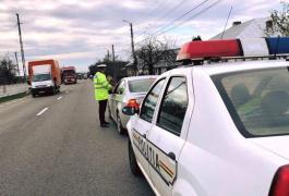 Bărbat prins în flagrant când încerca să mituiască un poliţist cu 500 de lire în Vâlcea