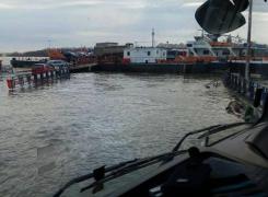 Situaţie gravă la Tulcea! Maşinile trec prin apă pentru a ajunge la Bac după ce Dunărea a depăşit cota de inundaţie (Foto)