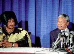 Soţia lui Nelson Mandela, activistă pentru pace şi libertate, a murit la vârsta de 81 de ani (Foto)