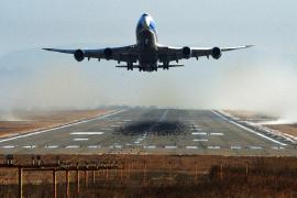 Aeroportul Otopeni din Capitală, explicaţii după ce o bucată de pistă s-ar fi desprins la decolarea unui Boeing 747