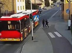 O tânără a fost la un pas să fie zdrobită de un autobuz după o glumă făcută de prietena ei