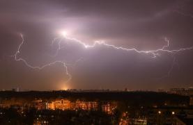 Prognoza meteo pentru weekend. Meteorologii anunţă temperaturi mari, dar şi furtuni cu descărcări electrice