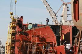 Muncitor în stare gravă la spital, după ce o macara s-a desprins şi a căzut peste el, la Şantierul Naval din Galaţi