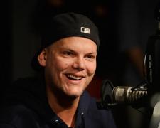 DJ Avicii a murit. Artiștii și fanii din lumea întreagă, devastați de dispariția lui DJ Avicii la doar 28 de ani: "Prea tânăr și mult prea devreme"