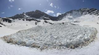 Avertisment pentru turiştii de la munte! Salvamontiştii anunţă pericol de avalanşe în Făgăraş şi Bucegi