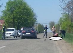 Incident halucinant la Botoşani. Un bărbat a încercat de mai multe ori să se omoare aruncându-se în faţa maşinilor. În cele din urmă a fost lovit