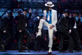 Pantofii purtaţi de Michael Jackson la celebrul dans moonwalk au fost scoşi la licitaţie