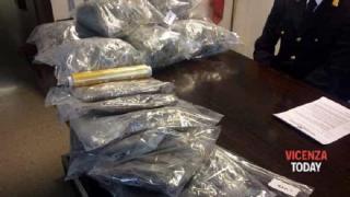 Români prinși în Italia cu 10 kilograme de marijuana. Tinerii au atras atenția polițiștilor pentru că umblau cu mașini scumpe și haine de firmă