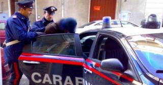 Un român din Italia a încercat să omoare 2 carabinieri cu maceta, după ce l-au prins la furat. Poliţiştii, amândoi răniţi