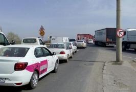 Coloană de maşini de câţiva kilometri, la Mărăcineni, în Buzău. Podul de pe DN2 a fost închis