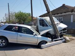 Accident în Constanţa. Două maşini au intrat într-un stâlp, iar un şofer a rămas încarcerat