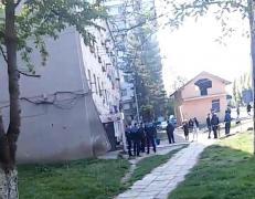 47 de familii au fost date afară cu jandarmii din blocul Evazatul, din Oneşti