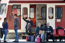 Un tren personal în care se aflau aproximativ o sută de călători a lovit o maşină, o persoană fiind rănită, la Timiş