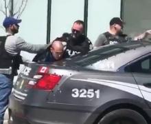 Momentul când șoferul care a intrat cu o furgonetă în pietoni, în Toronto, e arestat