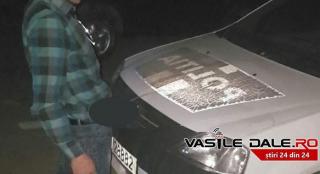 Adolescentul care s-a uşurat pe maşina poliţiei a fost găsit. Are dosar penal şi riscă să ajungă în închisoare
