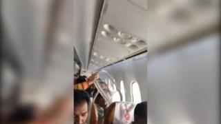 Groază în aer! Fereastra unui avion cu 240 de pasageri la bord s-a desprins în timpul zborului