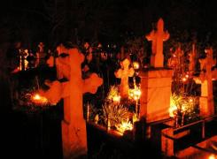 Tineri prinşi în timp ce ieşeau cu sacoşile pline dintr-un cimitir, la miezul nopţii