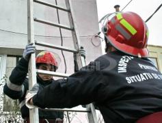 Panică într-un bloc din Buzău. Pompierii au fost chemaţi de urgenţă să salveze un copil de doi ani închis în casă