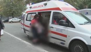 Teroare pe o stradă din Buzău. Un tânăr a atacat medicii de pe ambulanţă