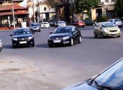 Parcare ca la carte într-o intersecţie de aglomeraţie din Bucureşti