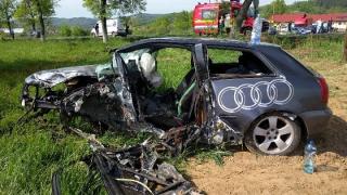 Impact devastator pe DN1, în Bihor! Șoferul unui Audi s-a izbit de un copac și a murit, soția lui ajungând la spital