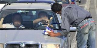 Trei români au rupt în bătaie un italian pentru că a refuzat să i se spele parbrizul în intersecţie