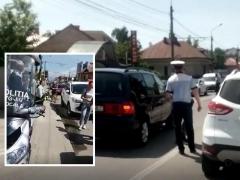 O femeie din Gorj a deschis portiera din dreapta maşinii şi a pus la pământ un poliţist local pe scuter